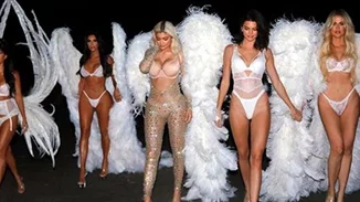Οι αδελφές Kardashian ντύθηκαν αγγελάκια της Victoria's Secret