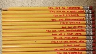 Μια μητέρα έγραψε στα μολύβια του γιου της φράσεις εμψύχωσης για να τονώσει την αυτοπεποίθησή του
