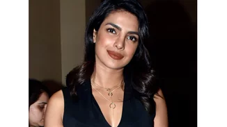 Priyanka Chopra | Δες πώς συνδύασε τη βελούδινη φούστα