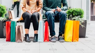 Γιατί όσο περισσότερο ζηλεύεις τόσο περισσότερο ψωνίζεις;