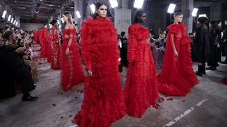 Valentino Pre-Fall 2019 | Tο εντυπωσιακό show στην Ιαπωνία