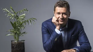 Αντώνης Σρόιτερ | Στολίζει το δέντρο κρατώντας αγκαλιά την κόρη του