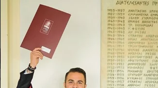 Ηλίας Βρεττός | Πήρε το πτυχίο του στα Οικονομικά
