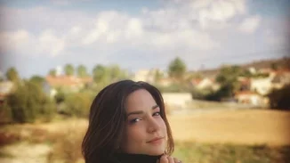 Κατερίνα Γερονικολού | Ποζάρει χωρίς ίχνος μακιγιάζ και με πιτζάμες στον καναπέ της