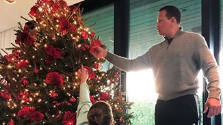 Jennifer Lopez – Catherine Zeta Jones | Πως επέλεξαν να στολίσουν τα χριστουγεννιάτικα δέντρα τους;