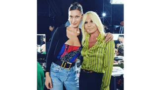 Versace | Στo βίντεο της νέας καμπάνιας η Donatella Versace κάνει τατουάζ στην Bella Hadid