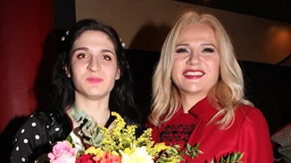 Μπέσυ Μάλφα | Η κόρη της έκανε το ντεμπούτο της στο θέατρο