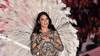 Adriana Lima | «Έριξε» το Twitter με την πασαρέλα της