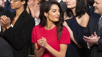 Amal Clooney | Η νέα εντυπωσιακή εμφάνιση που έκανε στη Νορβηγία