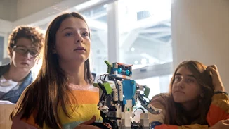 Τα κορίτσια δεν μπορούν να φτιάξουν ένα ρομπότ; Νομίζεις!