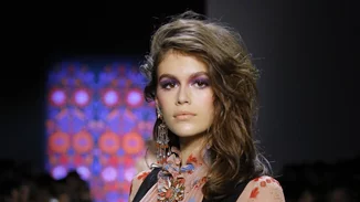10 φορές που η Kaia Gerber απέδειξε πως είναι το απόλυτο beauty icon