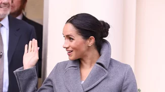 Meghan Markle | Με εφαρμοστό, φλοράλ φόρεμα που τονίζει την εγκυμοσύνη της