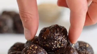 Μπάλες ενέργειας με μόλις 3 υλικά: Το πιο υγιεινό σνακ με κακάο