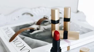 Fans της Bobbi Brown χαμογελάστε: Ποιο προϊόν απέκτησε 6 αποχρώσεις!