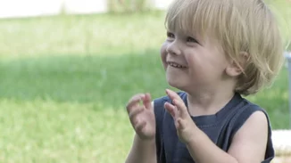 Γιατί η συμμετοχή των παιδιών σε τραγούδια με παλαμάκια είναι ευεργετική