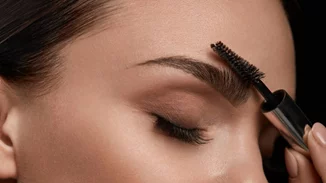 Εσύ τι κάνεις καθημερινά για τα φρύδια και τις βλεφαρίδες σου;