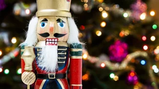 Η Μάρω Παρασκευούδη βαθμολογεί τα πιο γιορτινά μέρη της Αθήνας