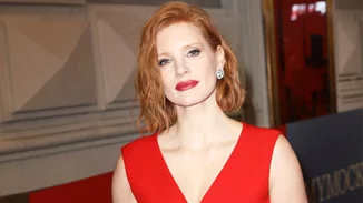 Jessica Chastain | Κόκκινο φόρεμα, κόκκινα μαλλιά, κόκκινο κραγιόν