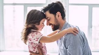 Οι άνδρες που είναι μπαμπάδες κοριτσιού, γίνονται λιγότερο σεξιστές