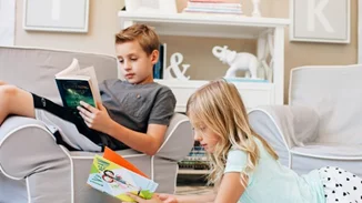 Πώς διαμορφώνεται η επαφή του παιδιού με το βιβλίο σε κάθε στάδιο ανάπτυξής του