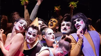 Αυτές τις 5 θεατρικές παραστάσεις πρέπει να δεις στις γιορτές