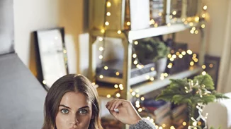 Go out or stay in? Ξέρουμε πού θα βρεις τα πιο ωραία εσώρουχα και πυτζάμες για τις γιορτές