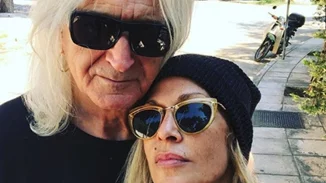 Σοφία Καρβέλα | Τολμά να πει δημόσια όσα σκέφτεται για τον μπαμπά της, Νίκο Καρβέλα