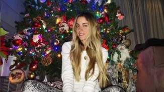 Δούκισσα Νομικού | Ποζάρει φορώντας μόνο... το χριστουγεννιάτικο δέντρο!