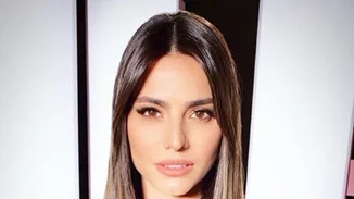 Εντελώς διαφορετική και άκρως θηλυκή, η Ηλιάνα Παπαγεωργίου μας καθηλώνει με το νέο της look