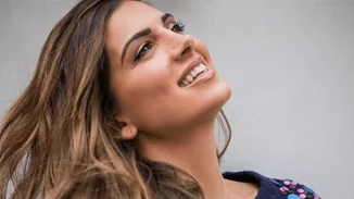 Η καρό Zara φούστα που φόρεσε η Σταματίνα Τσιμτσιλή είναι ό,τι πρέπει για το οικογενειακό χριστουγεννιάτικο τραπέζι