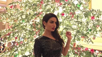 Τόνια Σωτηροπούλου | Στολίζει το χριστουγεννιάτικο δέντρο με σέξι εσώρουχα