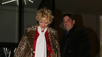 Έλενα Χριστοπούλου και Τόλης Κότσης | Το τρυφερό φιλί σε δημόσια έξοδο που προδίδει έναν μεγάλο έρωτα