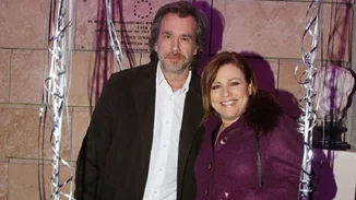 Η Μαριάννα Τουμασάτου νύφη στο πλευρό του Αλέξανδρου Σταύρου, με παρανυφάκι την τρίχρονη κόρη τους