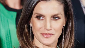 Βασίλισσα Letizia | Απογείωσε το μονοχρωματικό κόκκινο look