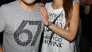 Γνωστός Έλληνας δημοσιογράφος έκανε το επόμενο βήμα στη σχέση του με την κατά 18 χρόνια νεότερη σύντροφό του