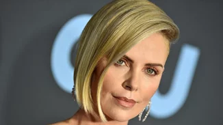 H Charlize Theron κουρεύτηκε ξανά! Δες το νέο look και τη νέα απόχρωση στα μαλλιά της