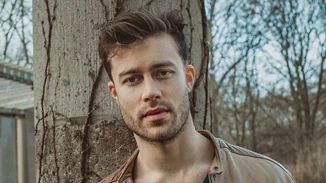 Joel Cederberg | Ποιος είναι ο Σουηδός ηθοποιός του «Περιμένοντας τη Νονά»;