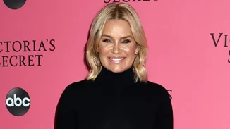 Yolanda Hadid | Φωτογραφίζεται με εσώρουχα & στέλνει το δικό της μήνυμα