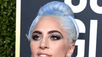 Blue is the new Black: Η Lady Gaga με μπλε μαλλιά και η Lupita Nyong'o με μπλε βλεφαρίδες!