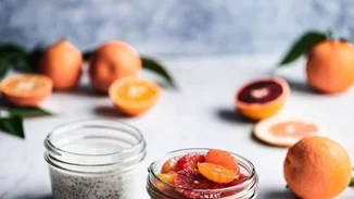 Τέλειο πρωινό με πουτίγκα με τσία, γάλα καρύδας και topping με εσπεριδοειδή