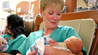 Εθελοντές αγκαλιάς για απροστάτευτα βρέφη: η πιο τρυφερή δουλειά