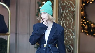 Hailey Baldwin | Έτσι φοράει το σακάκι και είναι super cool