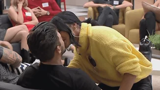 Power Of Love | Tα πρώτα φιλιά ανάμεσα στους παίκτες