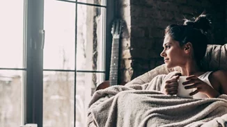 Τα 5 βήματα μιας καλής βραδινής ρουτίνας που θα σε ετοιμάσει για καλό ύπνο