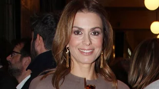 Σπάνια επίσημη βραδινή έξοδος για την Τζίνα Αλιμόνου | Το chic look και το natural makeup