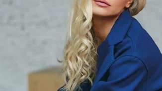 Γνωστή Ελληνίδα ηθοποιός έκοψε πολύ κοντά τα πλούσια ξανθά μαλλιά της και τα δώρισε σε καρκινοπαθείς