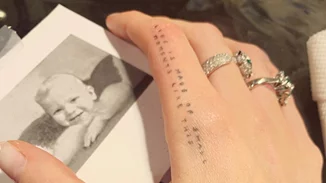 Ποια διάσημη influencer μαμά έκανε τατουάζ το πρόσωπο του γιου της;