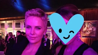 Διάσημη Ελληνίδα ποζάρει δίπλα στη Charlize Theron λίγο πριν τα Όσκαρ