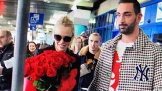 Στην Ελλάδα η Pamela Anderson |  Το total black look και η θερμή υποδοχή από τον Νίκο Κοκλώνη (pics)