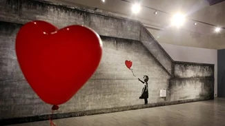 Ο Bansky μάς έδειξε για πρώτη φορά το πρόσωπό του